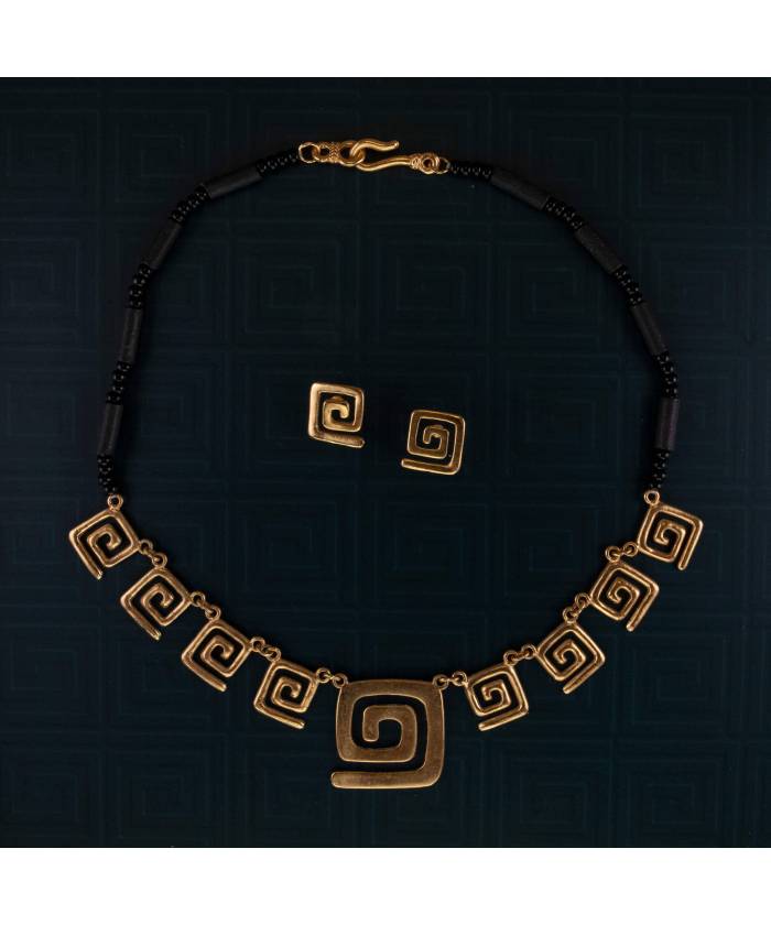 Conjunto de collar y pendientes precolombinos Crculo de la Vida y Coralina bao de oro 24K
