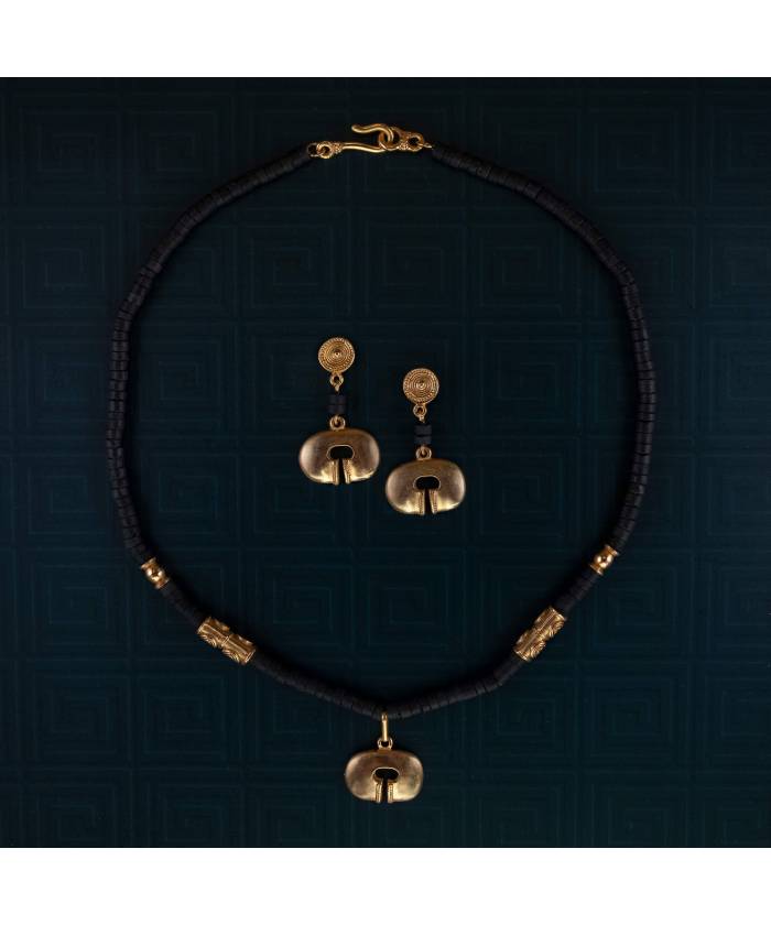 Conjunto de collar y pendientes precolombinos Nariguera y Cermica bao de oro 24K